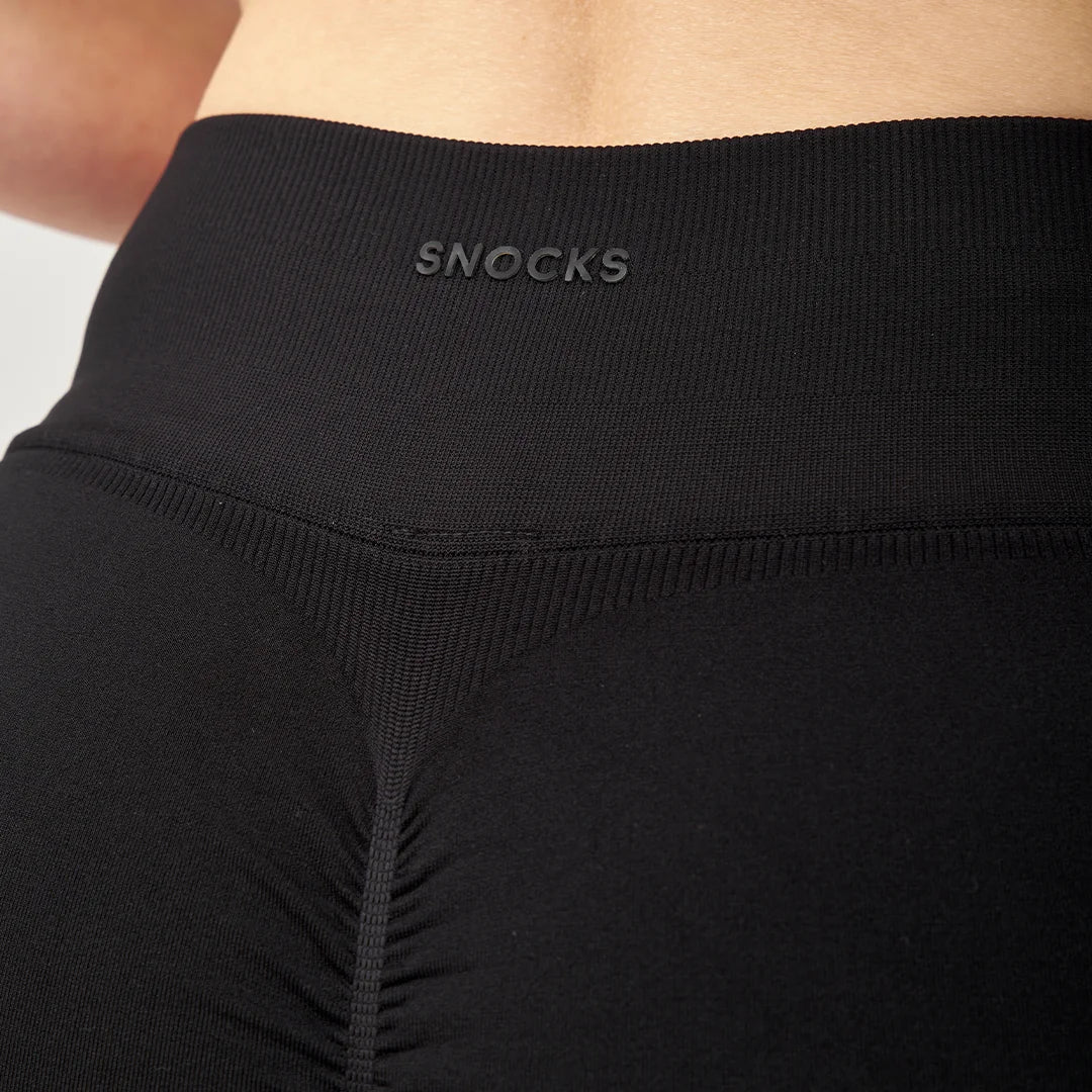 snocks-booty-scrunch-shorts-damen-sweatshorts-schwarz image 2