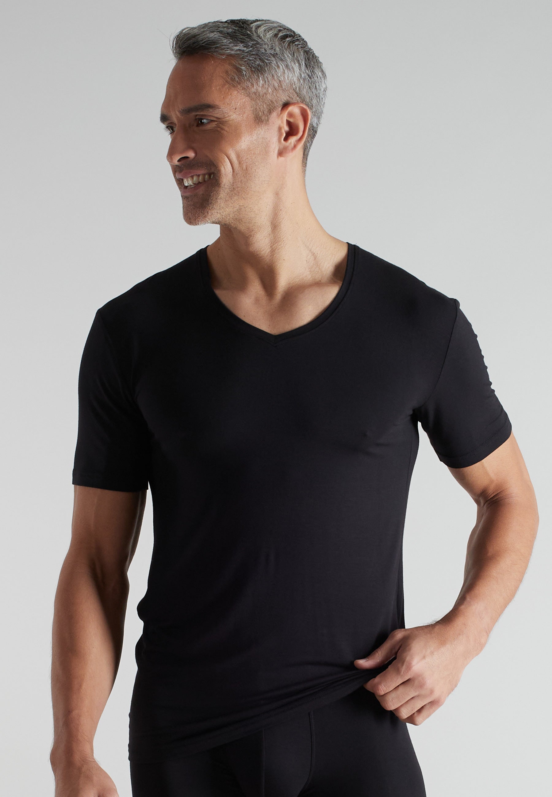 ceceba-herren-shirt-schwarz-uni-v-ausschnitt-bambus-elasthan image 2