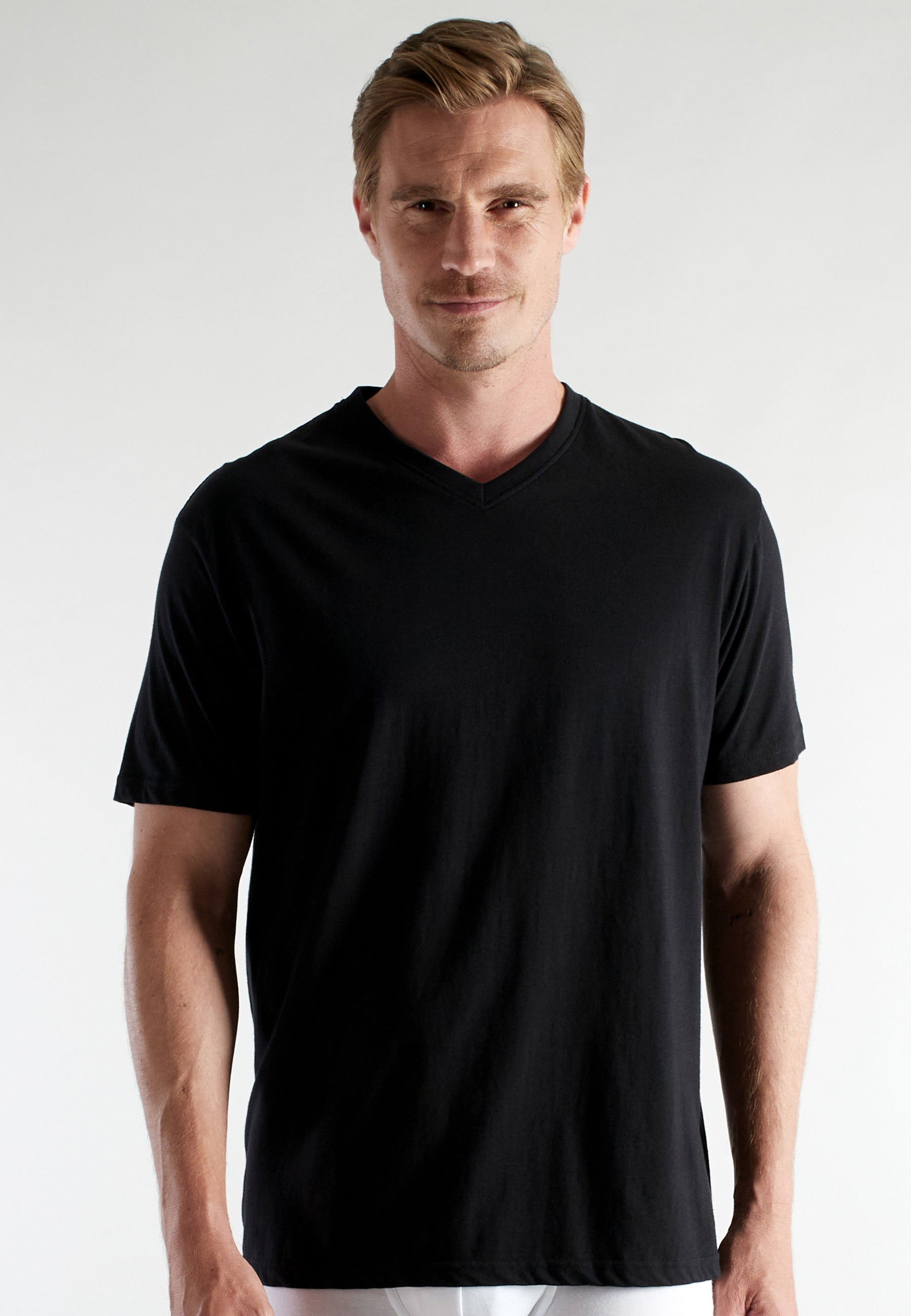 ceceba-herren-shirt-schwarz-uni-2er-pack-mit-v-kragen image 2